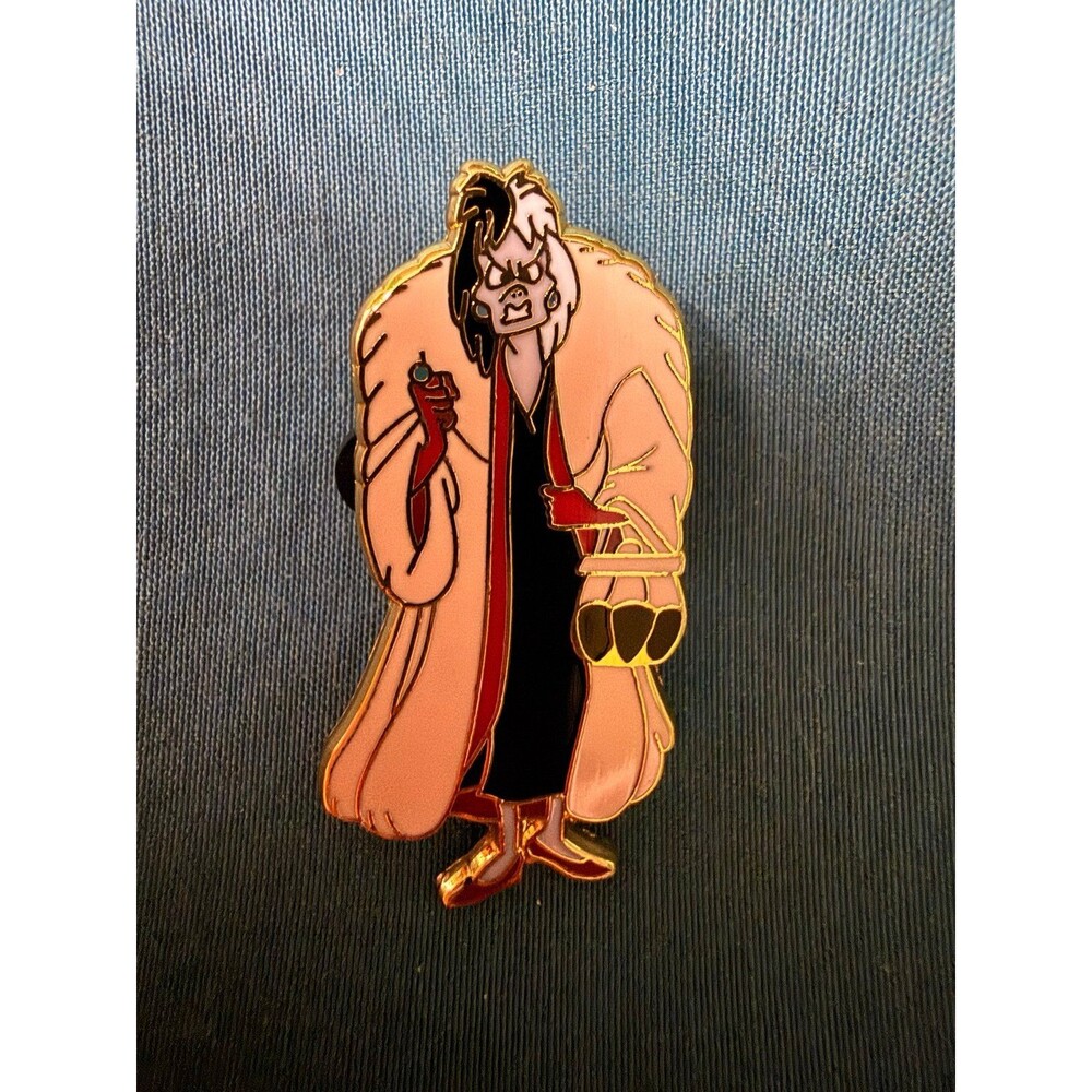 101 Dalmatians Cruella Disney 2004 rare pin